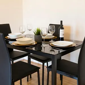  Apartment Business Hub: Spacious 2-bedroom Near Nec & Centre